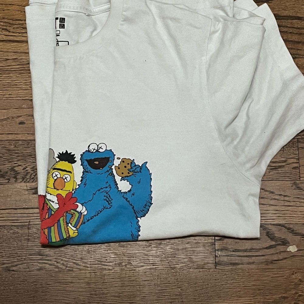 Kaws tee Sz L